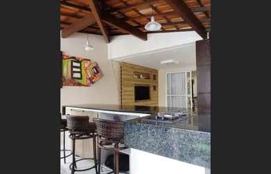 Imagem: A casa em condomínio possui 3 Dormitórios, 1 Banheiro, 2 Vagas