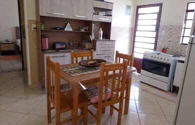 Imagem: A casa possui 1 Dormitório, 1 Banheiro, 2 Vagas na garagem