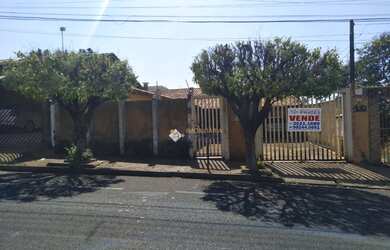 Imagem: A casa possui 3 Dormitórios, 2 Banheiros, 3 Vagas na garagem