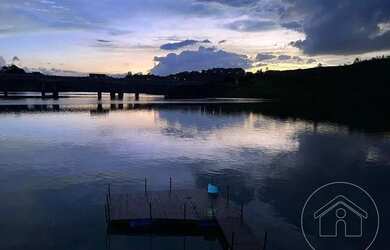 Imagem: A casa em condomínio possui 5 Dormitórios, 5 Banheiros, 500m²