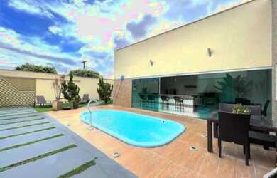 Imagem: A casa possui 3 Dormitórios, 2 Banheiros, 4 Vagas na garagem