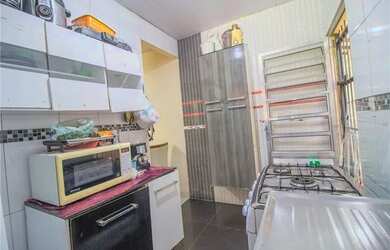 Imagem: A casa possui 2 Dormitórios, 1 Banheiro, 2 Vagas na garagem