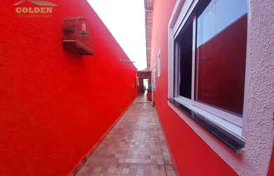 Imagem: A casa possui 3 Dormitórios, 3 Banheiros, 2 Vagas na garagem