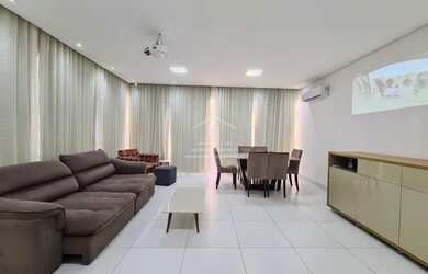 Imagem: A casa possui 3 Dormitórios, 2 Banheiros, 4 Vagas na garagem