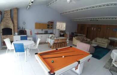 Imagem: A casa possui 3 Dormitórios, 3 Banheiros, 2 Vagas na garagem