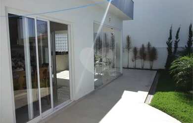 Imagem: A casa em condomínio possui 3 Dormitórios, 3 Banheiros, 4