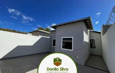 Imagem: A casa possui 3 Dormitórios, 2 Banheiros, 2 Vagas na garagem