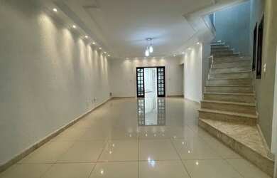 Imagem: A casa possui 3 Dormitórios, 4 Banheiros, 2 Vagas na garagem