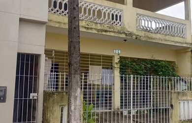 Imagem: A casa possui 4 Dormitórios, 2 Banheiros, 1 Vaga na garagem