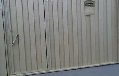 Imagem: A casa possui 2 Dormitórios, 2 Banheiros, 2 Vagas na garagem