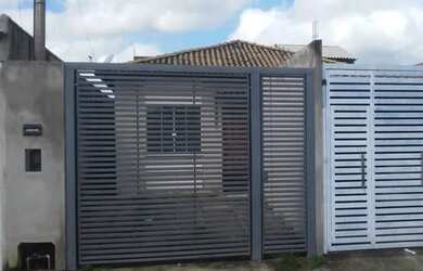 Imagem: A casa possui 2 Dormitórios, 1 Banheiro, 2 Vagas na garagem