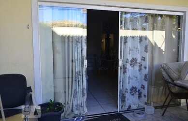 Imagem: A casa possui 3 Dormitórios, 4 Banheiros, 2 Vagas na garagem