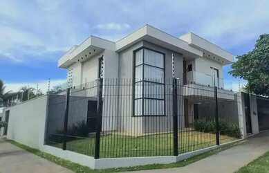 Imagem: A casa possui 4 Dormitórios, 4 Banheiros, 2 Vagas na garagem