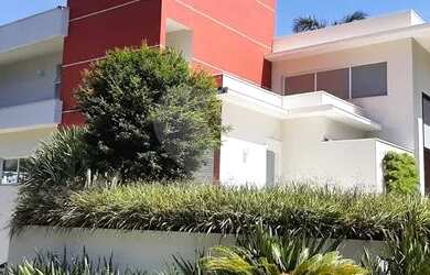 Imagem: A casa em condomínio possui 4 Dormitórios, 5 Banheiros, 3