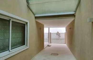 Imagem: A casa possui 2 Dormitórios, 1 Banheiro, 2 Vagas na garagem