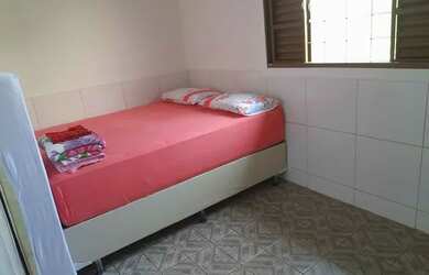 Imagem: A casa possui 3 Dormitórios, 2 Banheiros, 1 Vaga na garagem