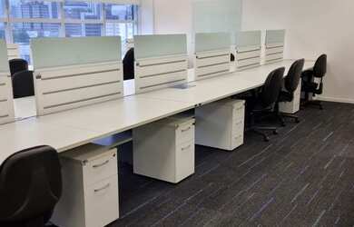 Imagem: O depósito para alugar possui 5 Vagas na garagem e 540m² de