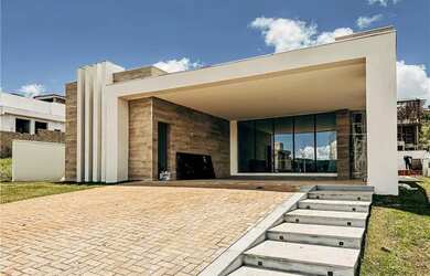 Imagem: A casa possui 4 Dormitórios, 4 Banheiros, 4 Vagas na garagem