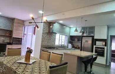 Imagem: A casa possui 3 Dormitórios, 2 Banheiros, 2 Vagas na garagem