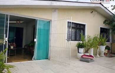 Imagem: A casa possui 4 Dormitórios, 2 Banheiros, 2 Vagas na garagem