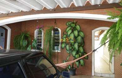 Imagem: A casa possui 3 Dormitórios, 2 Banheiros, 200m² de Área e