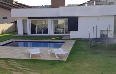 Imagem: A casa possui 3 Dormitórios, 4 Banheiros, 5 Vagas na garagem