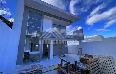 Imagem: A casa possui 3 Dormitórios, 3 Banheiros, 2 Vagas na garagem