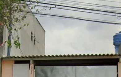 Imagem: A casa possui 3 Dormitórios, 1 Banheiro, 2 Vagas na garagem