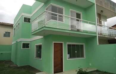 Imagem: A casa possui 3 Dormitórios, 2 Banheiros, 2 Vagas na garagem