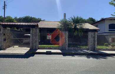 Imagem: A casa possui 3 Dormitórios, 3 Banheiros, 3 Vagas na garagem