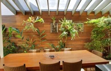 Imagem: A casa possui 4 Dormitórios, 5 Banheiros, 4 Vagas na garagem