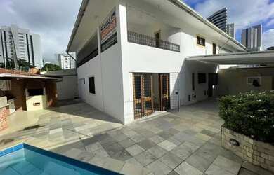 Imagem: A casa possui 5 Dormitórios, 5 Banheiros, 3 Vagas na garagem