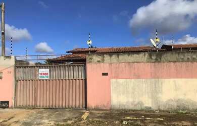Imagem: A casa possui 3 Dormitórios, 2 Banheiros, 1 Vaga na garagem