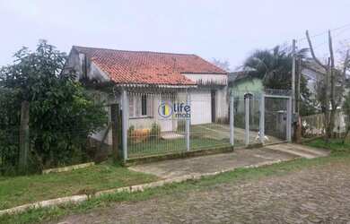 Imagem: A casa possui 2 Dormitórios, 3 Banheiros, 2 Vagas na garagem