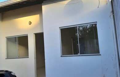 Imagem: A casa possui 3 Dormitórios, 1 Banheiro, 1 Vaga na garagem