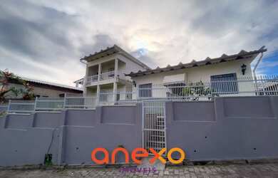 Imagem: A casa possui 5 Dormitórios, 3 Banheiros, 2 Vagas na garagem