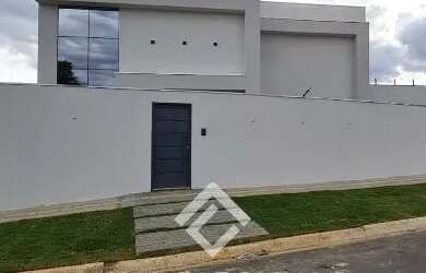 Imagem: A casa possui 4 Dormitórios, 2 Banheiros, 2 Vagas na garagem