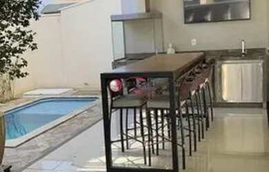 Imagem: A casa em condomínio possui 3 Dormitórios, 4 Banheiros, 2