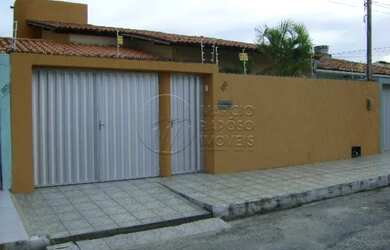 Imagem: A casa possui 3 Dormitórios, 1 Banheiro, 2 Vagas na garagem