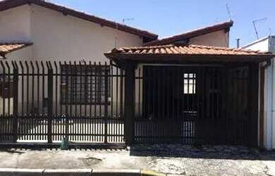 Imagem: A casa possui 3 Dormitórios, 1 Banheiro, 2 Vagas na garagem