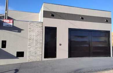 Imagem: A casa possui 3 Dormitórios, 2 Banheiros, 2 Vagas na garagem