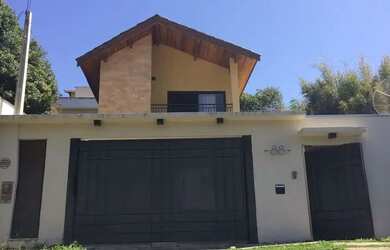 Imagem: A casa possui 4 Dormitórios, 5 Banheiros, 4 Vagas na garagem