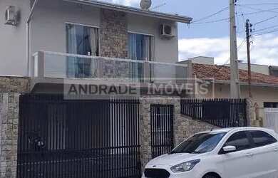 Imagem: A casa possui 3 Dormitórios, 2 Banheiros, 2 Vagas na garagem