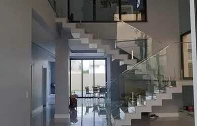 Imagem: A casa em condomínio possui 4 Dormitórios, 5 Banheiros, 2