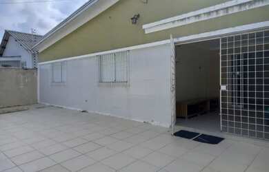 Imagem: A casa possui 4 Dormitórios, 1 Banheiro, 3 Vagas na garagem