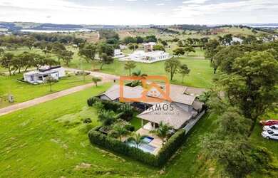 Imagem: A casa possui 4 Dormitórios, 3 Banheiros e 260m² de Área