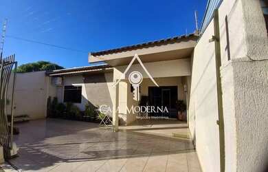 Imagem: A casa possui 2 Dormitórios, 2 Banheiros, 2 Vagas na garagem