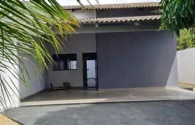 Imagem: A casa possui 3 Dormitórios, 1 Banheiro, 1 Vaga na garagem