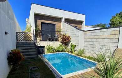 Imagem: A casa possui 3 Dormitórios, 5 Banheiros, 2 Vagas na garagem