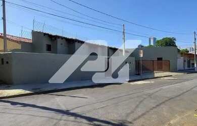 Imagem: A casa possui 3 Dormitórios, 4 Banheiros, 3 Vagas na garagem